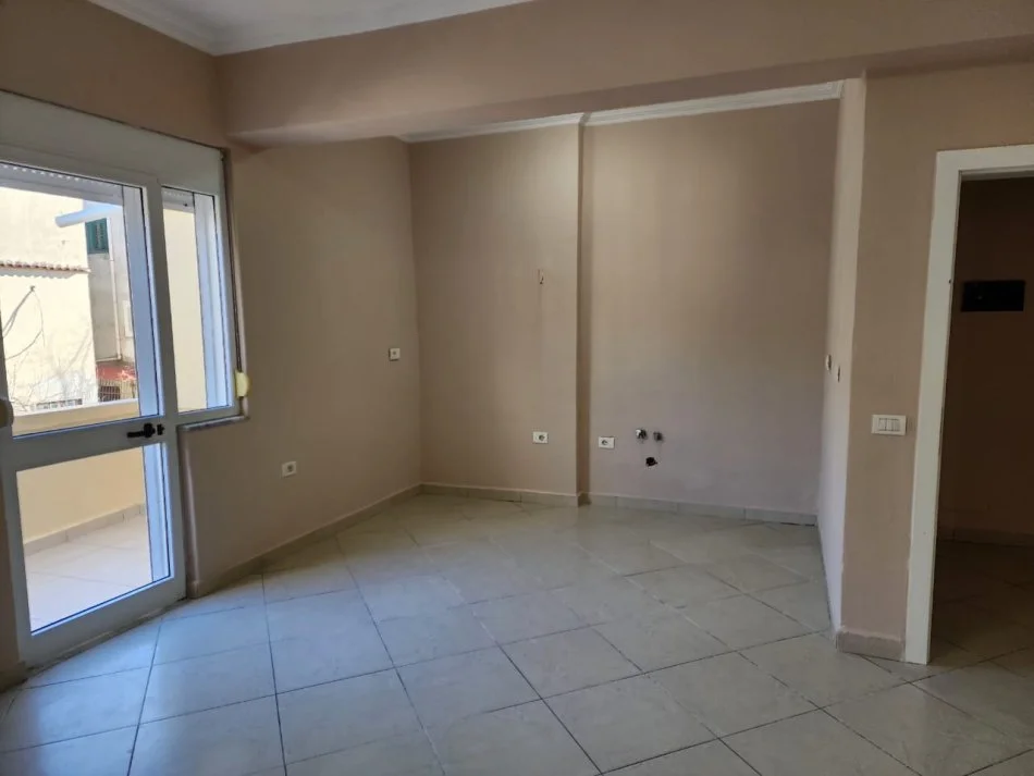 Durres, `Qira Apartament 2+1 Kati 1, 110 m² (QENDER, MARKATA)