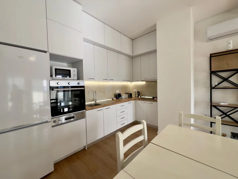 Tirane, jepet me qera apartament 2+1+Ballkon Kati 10, 100 m² 800 € (rruga frosina plaku)