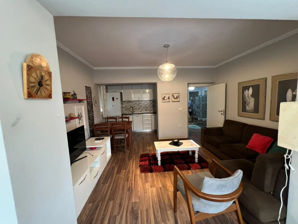 Tirane, jepet me qera apartament 3+1 Kati 2, 100 m² 650 € (Rruga e Barrikadave)
