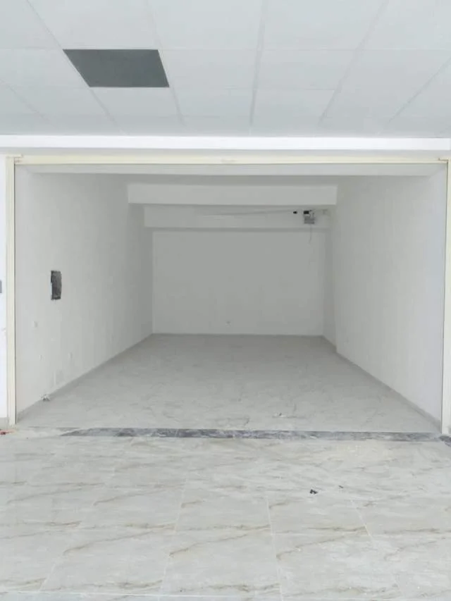 Durres, jepet me qera dyqan Kati 2, 45 m² 300 Euro (Posta Qëndrore)