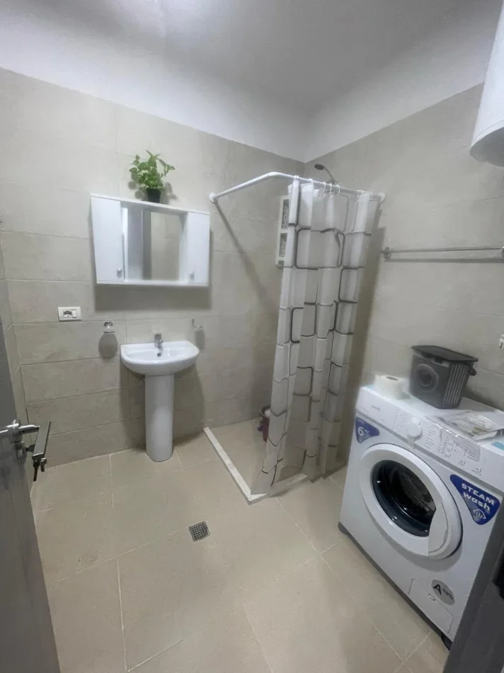 Tirane, jepet me qera apartament 2+1+Ballkon Kati 1, 100 m² 600 € (Prane Shkolles Tirana e Re)