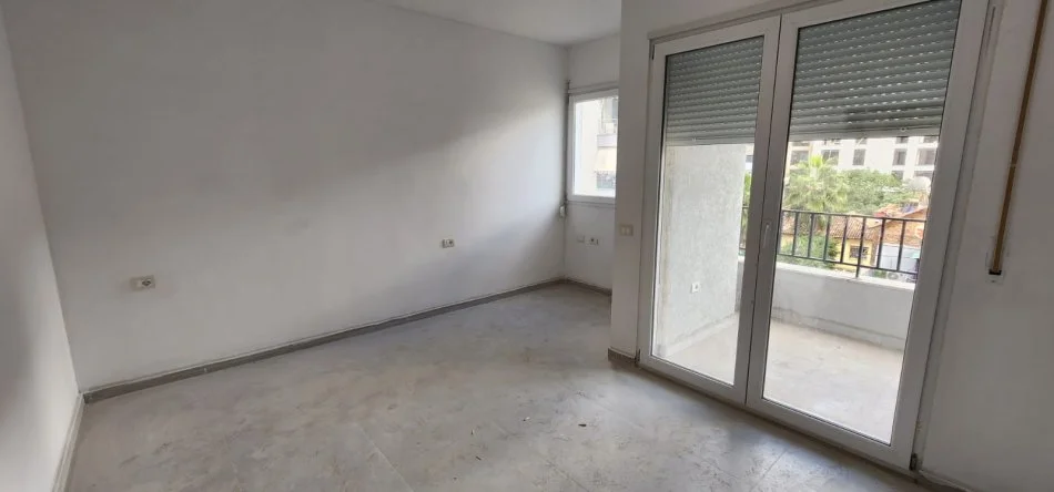 Tirane, jepet me qera zyre Kati 2, 600 € (prane Pazarit te Ri)