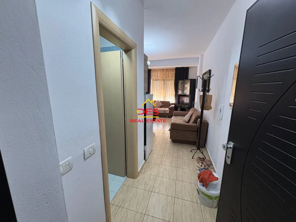 Vlore, jepet me qera apartament 1+1+Ballkon Kati 5, 70 m² 450 € (Rruga Dhimitër Konomi)