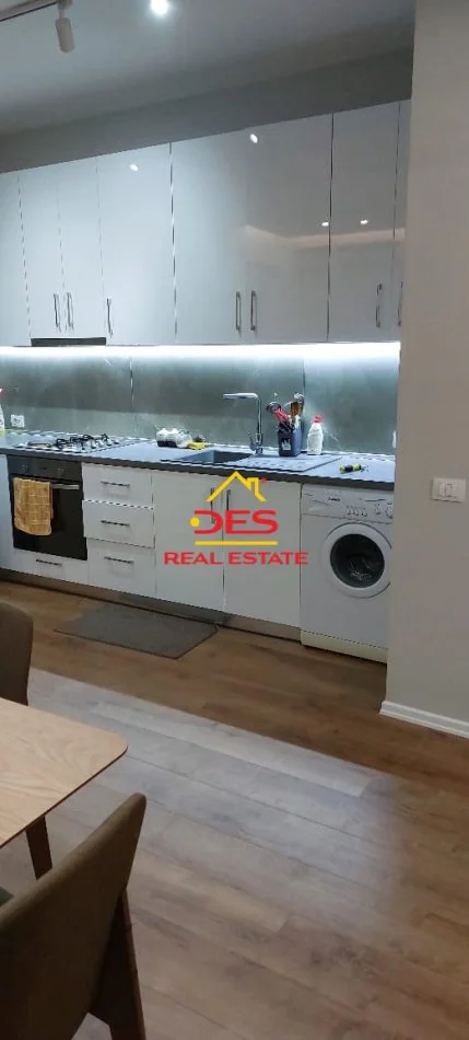 Vlore, jepet me qera apartament 1+1+Ballkon Kati 2, 70 m² 400 € (Rruga Dhimitër Konomi)