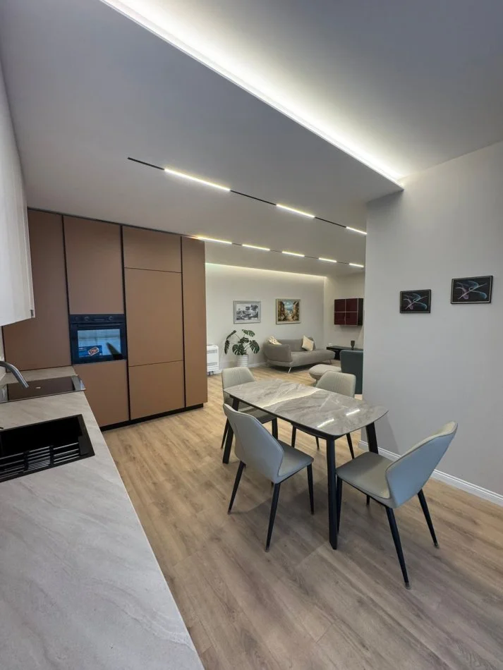 Tirane, jepet me qera apartament 2+1+Ballkon Kati 2, 118 m² 1.300 € (Rruga e Barikadave)
