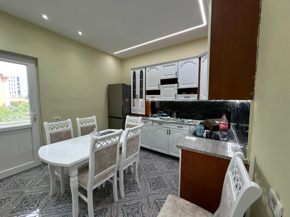 Tirane, jepet me qera apartament 3+1+Aneks+Ballkon Kati 2, 150 m² 750 € (unaza e re)