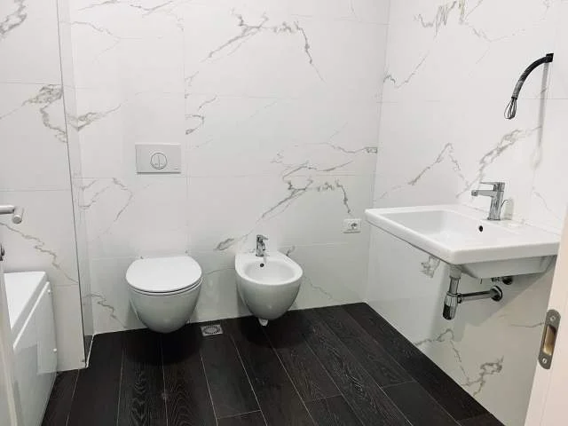 Tirane, ofert 100 m² 1.500 Euro (Air Albania)