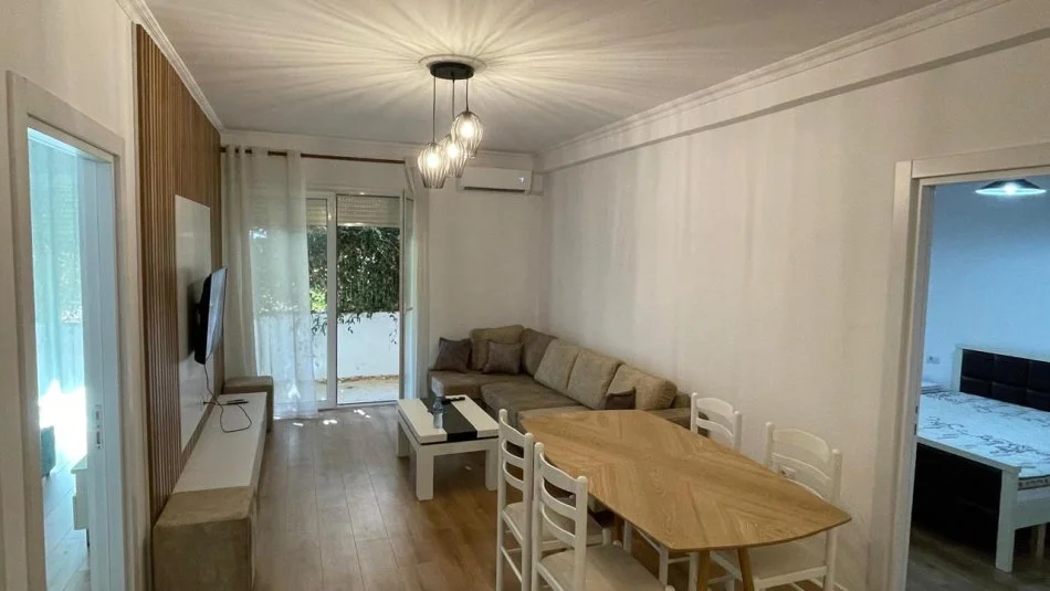 Tirane, jepet me qera apartament 2+1+Ballkon Kati 2, 100 m² 800 € (Rruga Xhon Kenedi)