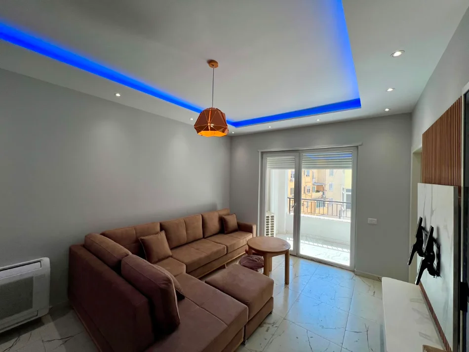 Shqiperi, jepet me qera apartament 2+1+Ballkon Kati 3, 100 m² 900 € (Piaca)