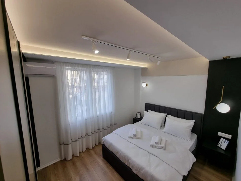 Tirane, jepet me qera apartament duplex 2+1+Aneks+Ballkon Kati 3, 145 m² 1500 € (Qendër)