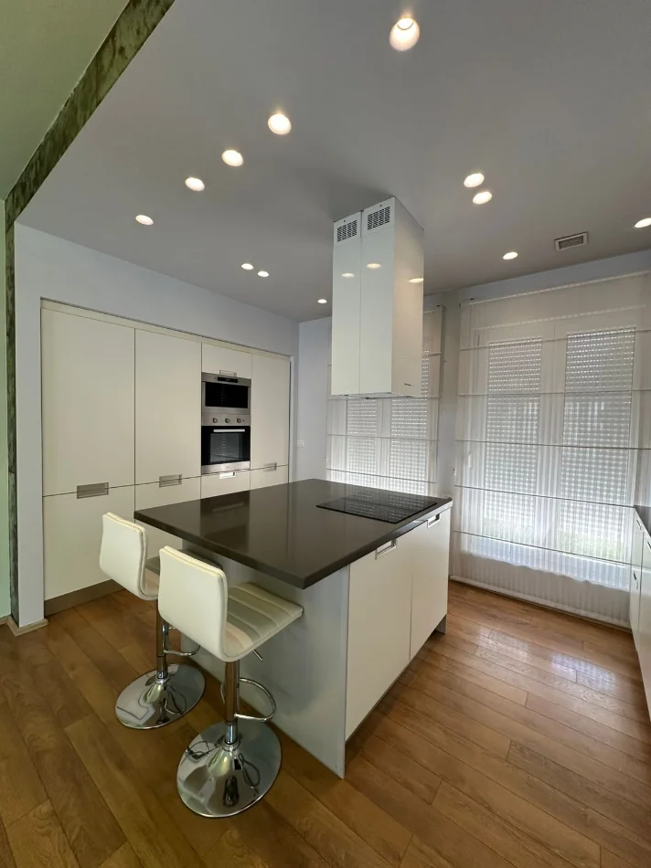 Tirane, jepet me qera Vile 3 Katshe , 200 m² 2.700 € 