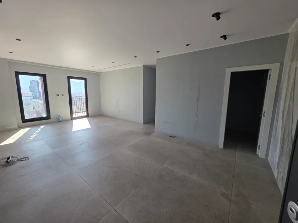 Tirane, jepet me qera zyre Kati 21, 140 m² 2.000 € (Garden Building ,Rruga e Kavajes)
