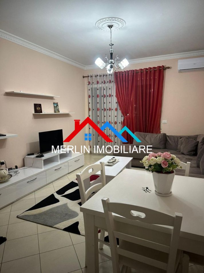 Tirane, jepet me qera apartament 1+1+Ballkon Kati 1, 71 m² 400 € (RRUGA SHEFQET KUKA,FRESK)