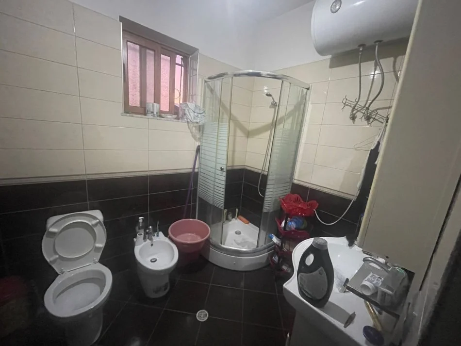 Tirane, jepet me qera 2+1 Kati 0, 120 m² 300 € 