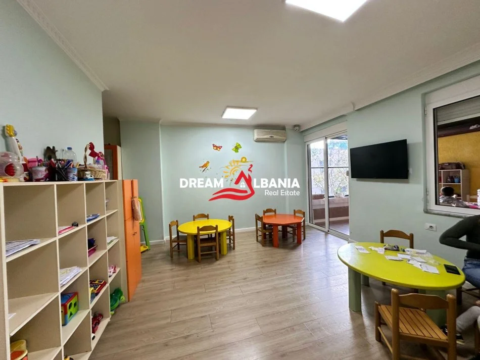 Shqiperi, jepet me qera Kati 2, 170 m² 2.500 € (bllok)