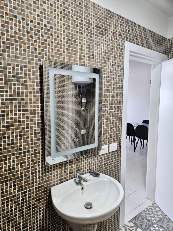 Tirane, jepet me qera apartament 1+1+Ballkon Kati 10, 70 m² 500 € (Kompleksi Golden Park)