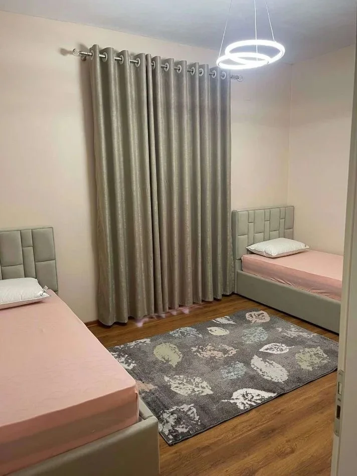 Tirane, jepet me qera apartament 2+1+Ballkon Kati 2, 111 m² 450 € (Fizika berthamore fresk)