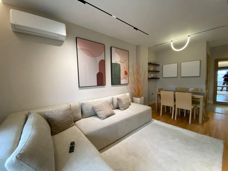 Tirane, jepet me qera apartament 2+1+Ballkon Kati 8, 1.700 € (prane Kryeministrise)