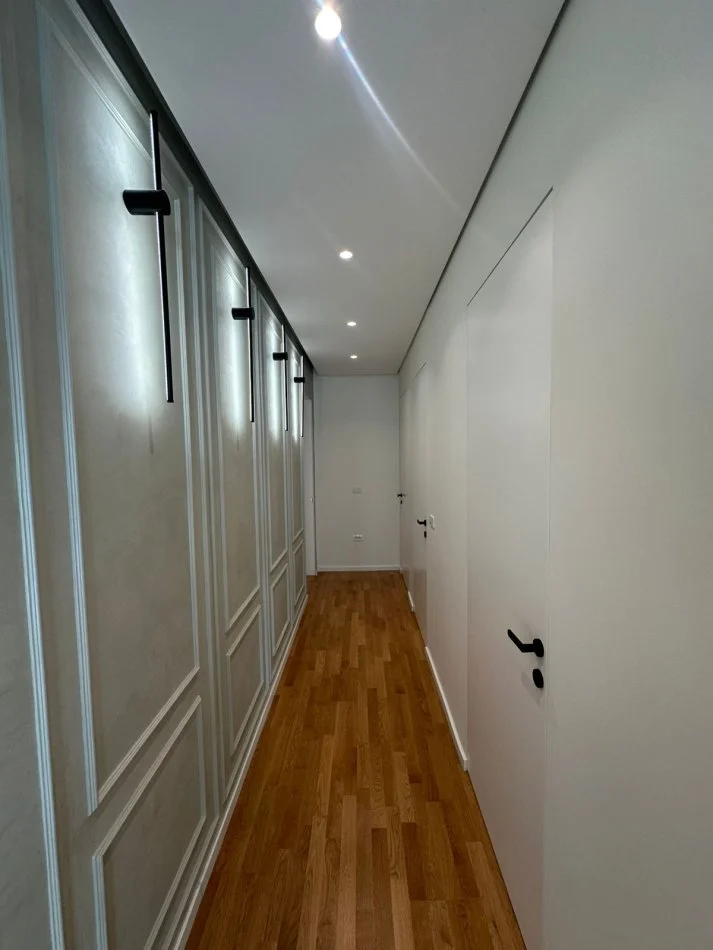 Tirane, jepet me qera apartament 3+1 Kati 3, 150 m² 2.300 € (TEG)