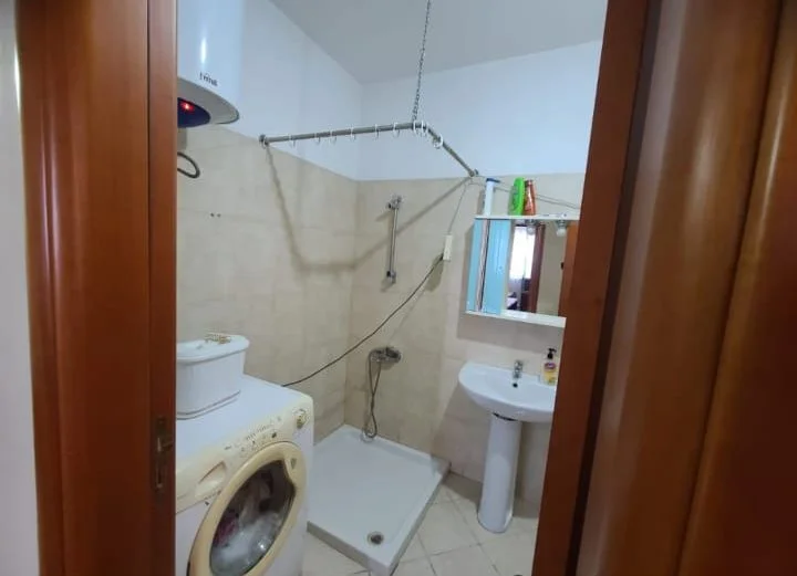 Tirane, jepet me qera apartament 1+1+Ballkon Kati 7, 60 m² 400 € (rruga Aleksander Moisiu)