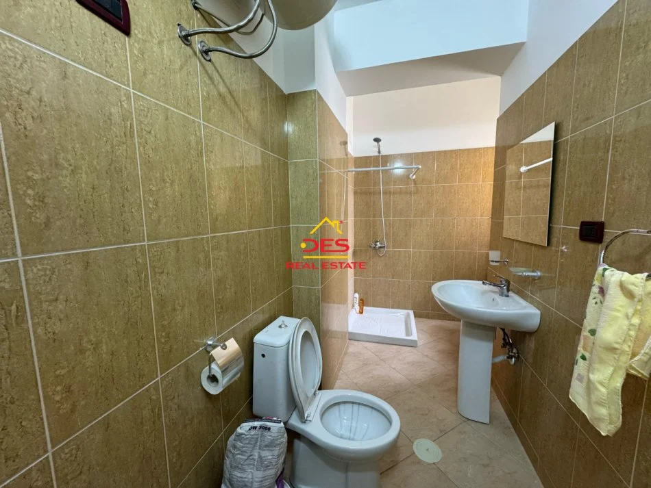 Vlore, jepet me qera apartament 1+1+Ballkon Kati 5, 250 m² 250 € (Rruga 7 Nëntori)