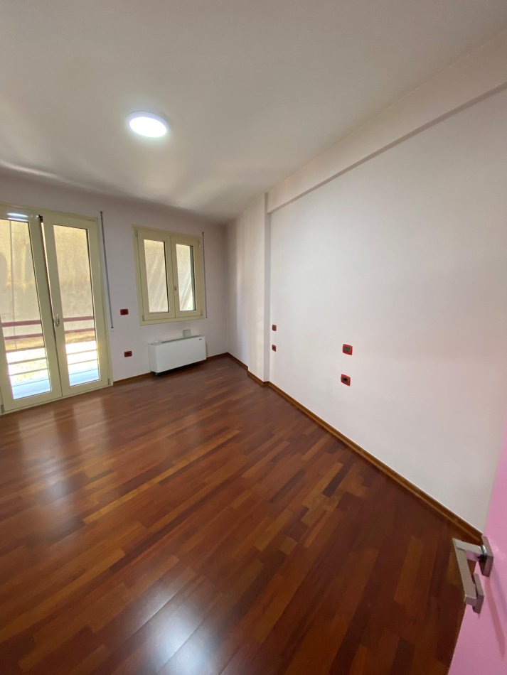 Tirane, jepet me qera zyre Kati 4, 163 m² 1.500 € (Stadiumi Dinamo)