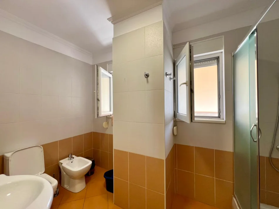Tirane, jepet me qera apartament 1+1+Ballkon Kati 8, 75 m² 650 € (Rruga Ndre Mjeda)