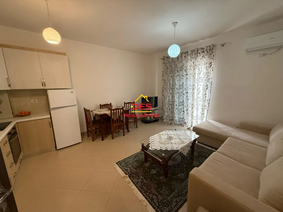 Vlore, jepet me qera apartament 1+1+Ballkon Kati 1, 70 m² 300 € (Rruga Çajupi)
