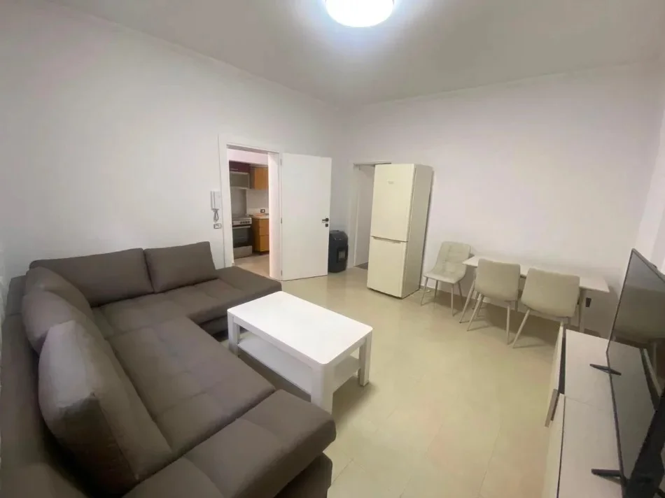 Tirane, jepet me qera apartament 1+1 Kati 1, 50 m² 450 € (kinostudio , porcelan)