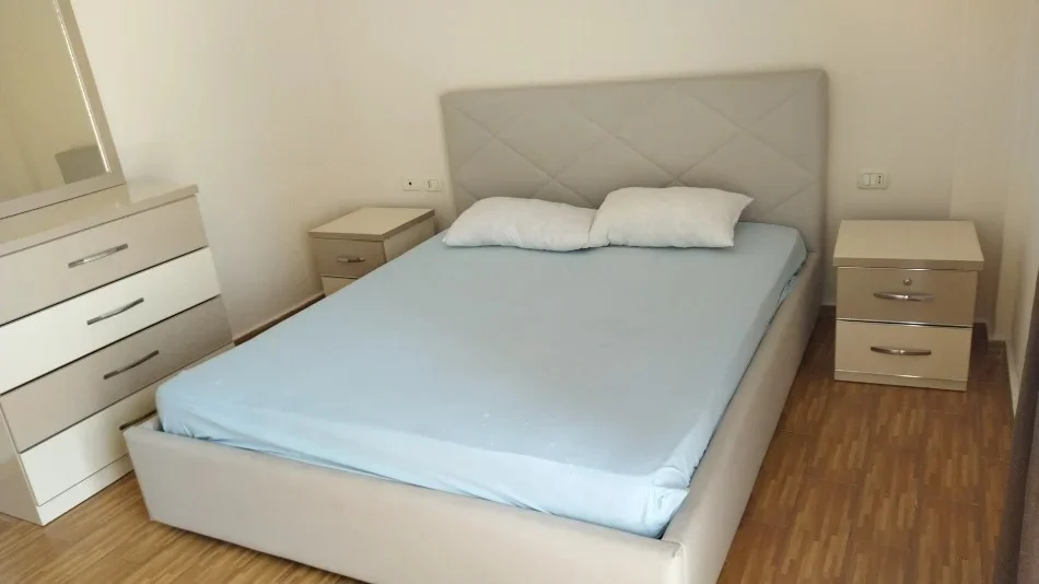 Shqiperi, jepet me qera apartament 1+1+Aneks+Ballkon Kati 5, 75 m² 500 € (komuna e parisit)