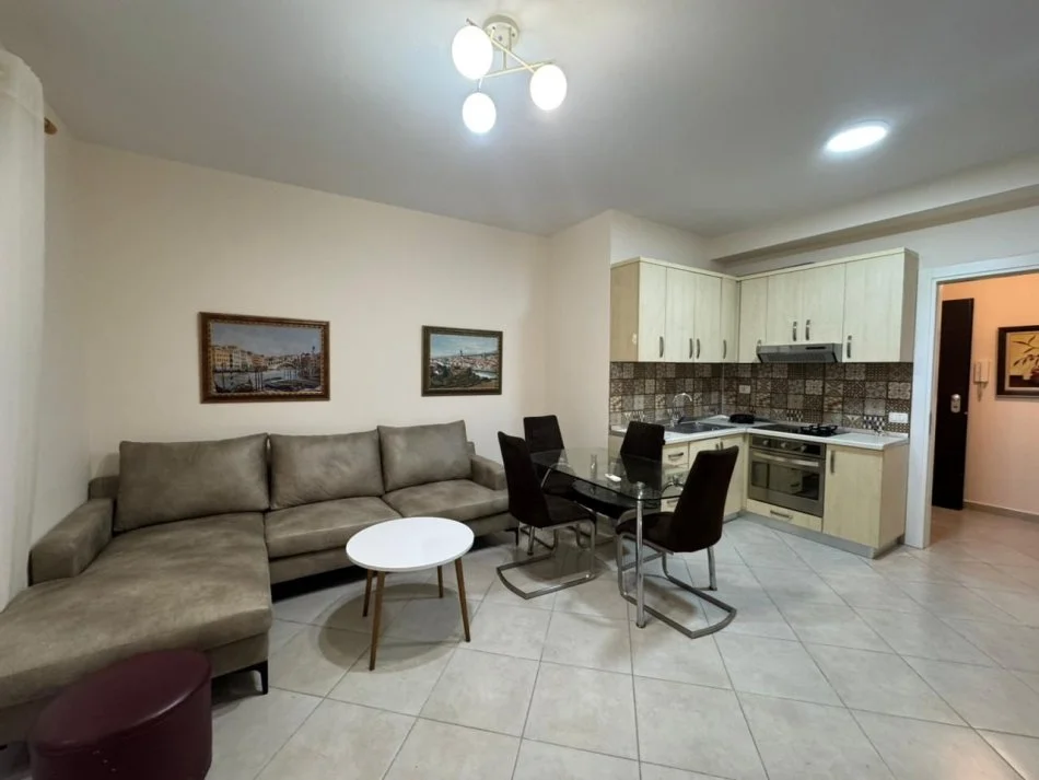 Tirane, jepet me qera apartament 2+1+Ballkon Kati 3, 80 m² 55 000 Leke (Kodra e Diellit)