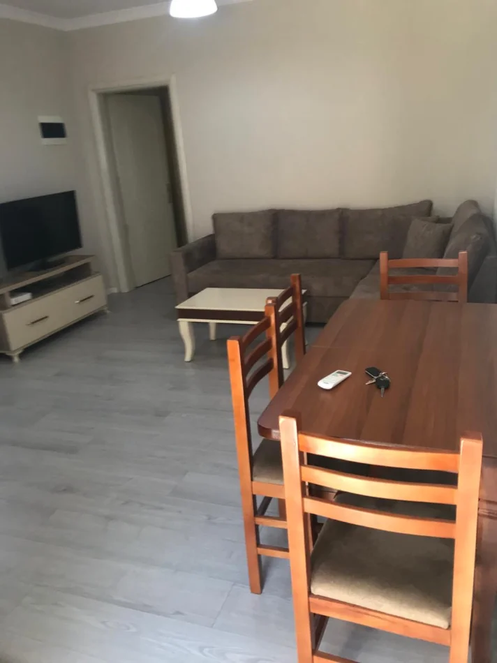 Tirane, jepet me qera shtepi 1+1 Kati 1, 70 m² 400 € (Rruga Todi Shkurti)