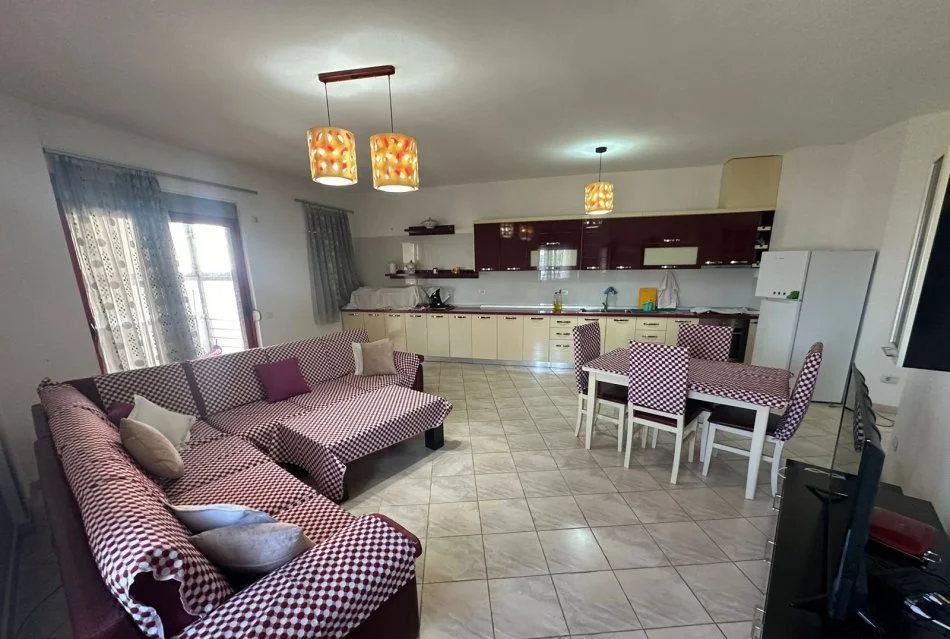 Tirane, jepet me qera apartament 2+1+Ballkon Kati 4, 140 m² 500 € (Rruga)