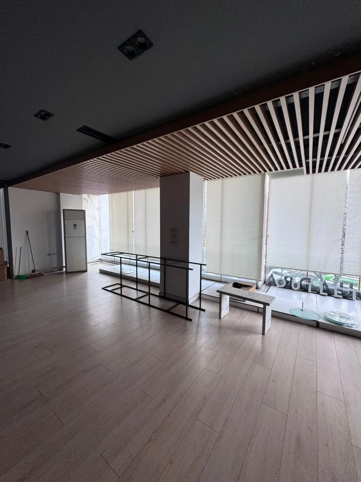 Tirane, jepet me qera ambjent biznesi Kati 2, 140 m² 1.200 € (rruga Muhamed Gjollesha)