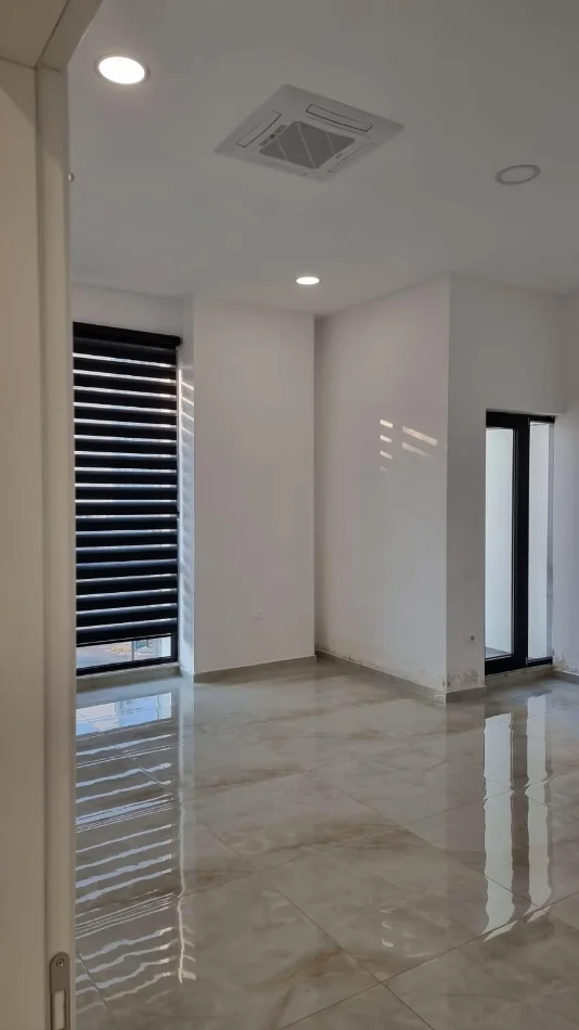 Tirane, jepet me qera zyre , 227 m² 3.200 € (Kompleksi Arlis Farmacia 10)