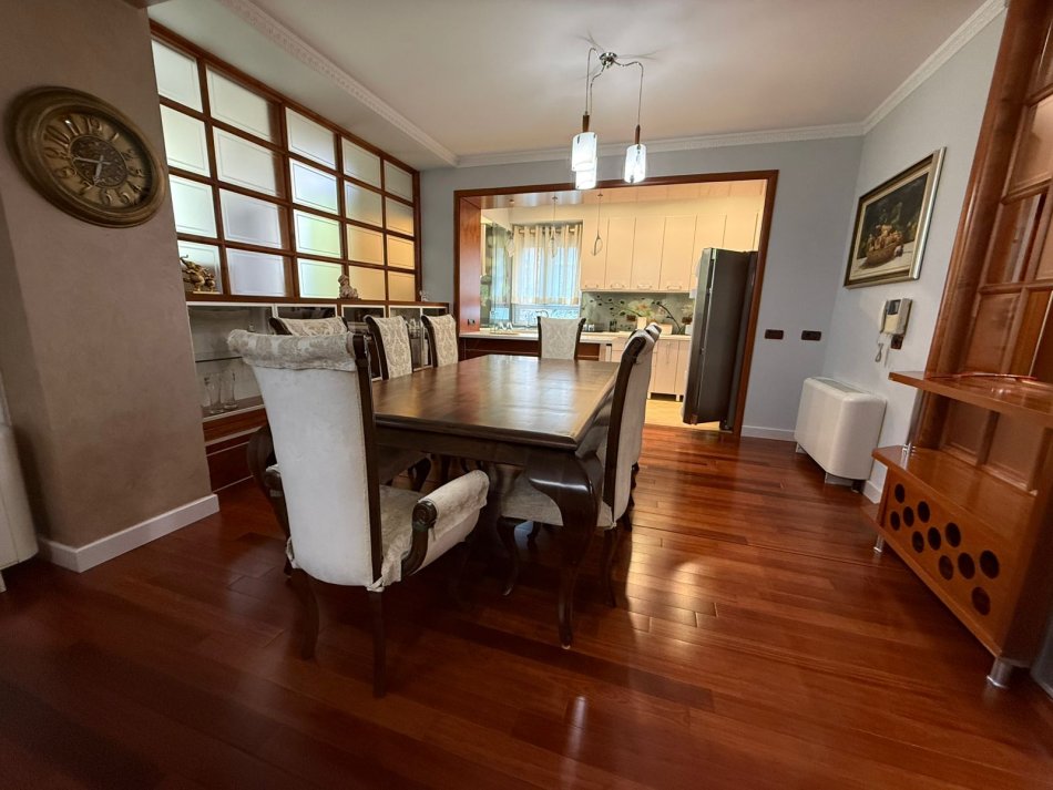 Tirane, jepet me qera apartament 3+1+Ballkon Kati 4, 140 m² 2.000 € (Blloku)