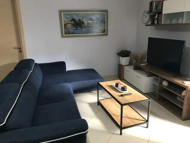 Tirane, jepet me qera apartament 2+1 Kati 1, 126 m² 700 Euro (Rruga e Barrikadave)