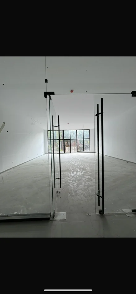 Ambient komercial per Qira tek Tirana Garden prane 21 Dhjetorit.