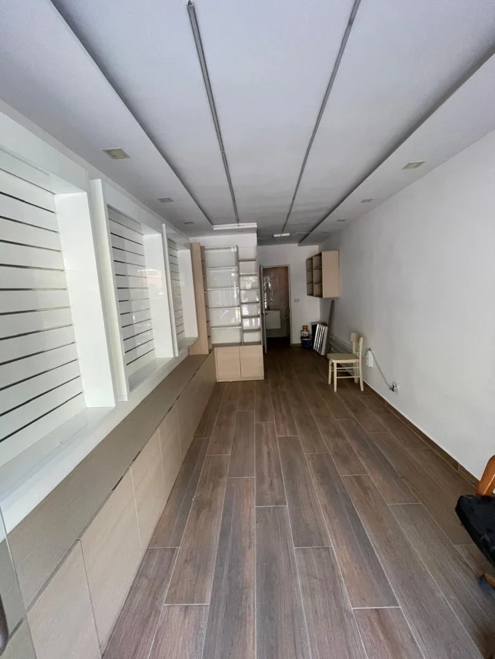 Tirane, jepet me qera zyre Kati 1, 20 m² 400 € (Jordan Misja)