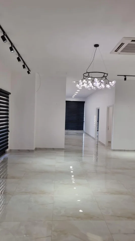 Tirane, jepet me qera ambjent biznesi Kati 1, 230 m² 3.500 € (Farmacia 10 prane spitalit Nene Tereza)