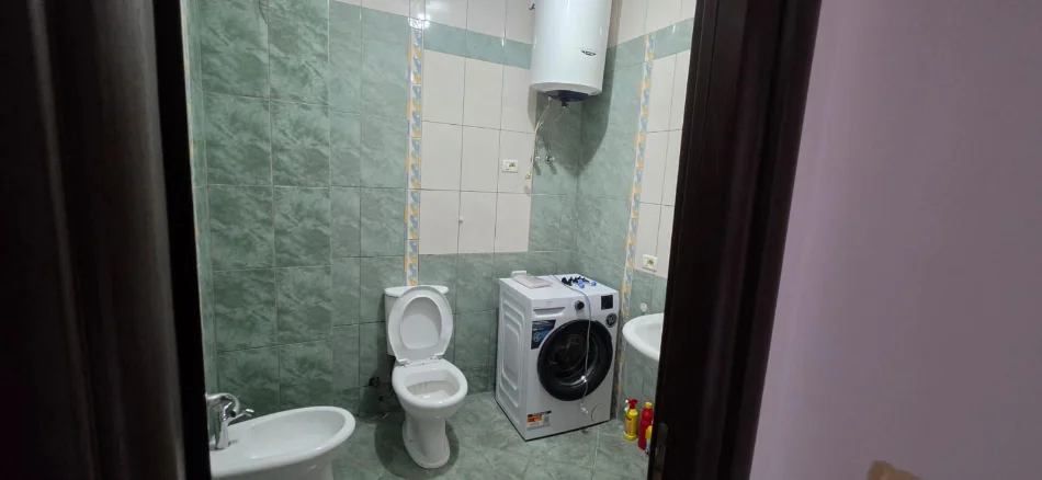 Tirane, jepet me qera apartament 1+1+Ballkon Kati 7, 63 m² 400 € (Fabrika e miellit)