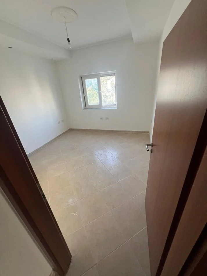 Tirane, shitet Vile 3+1 Kati 3, 530 m² 650.000 € (Liqeni Thate)