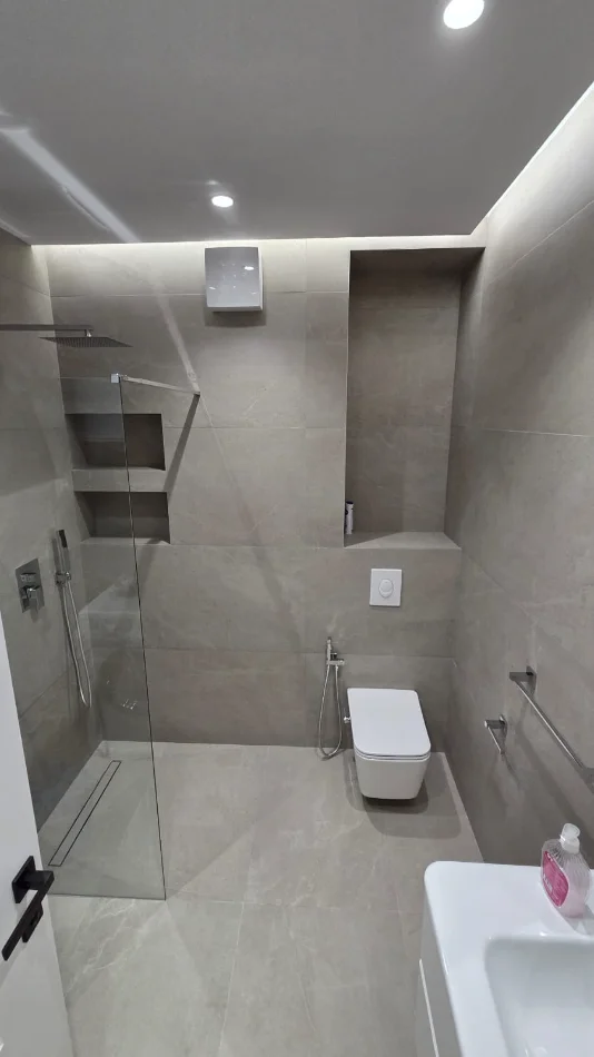 Tirane, jepet me qera apartament 1+1+Ballkon Kati 8, 80 m² 800 € (qender)