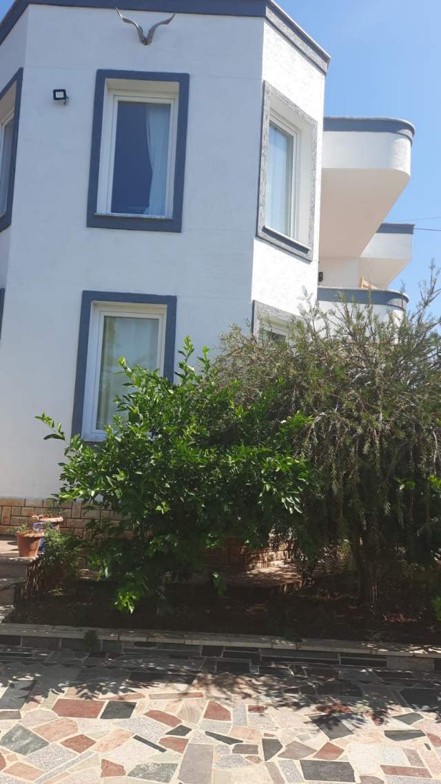 Tirane, jepet me qera Vile 2 Katshe, 220 m² 400 Euro (Babrru)
