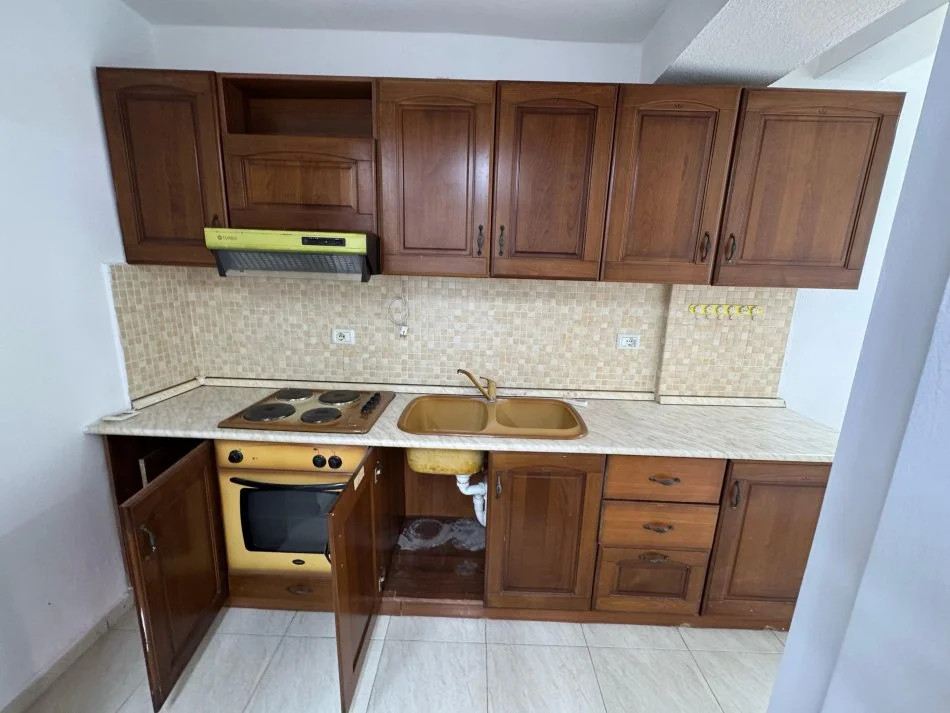 Tirane, jepet me qera apartament 1+1 Kati 1, 65 m² 450 € (Rruga Muhamet gjollesha)