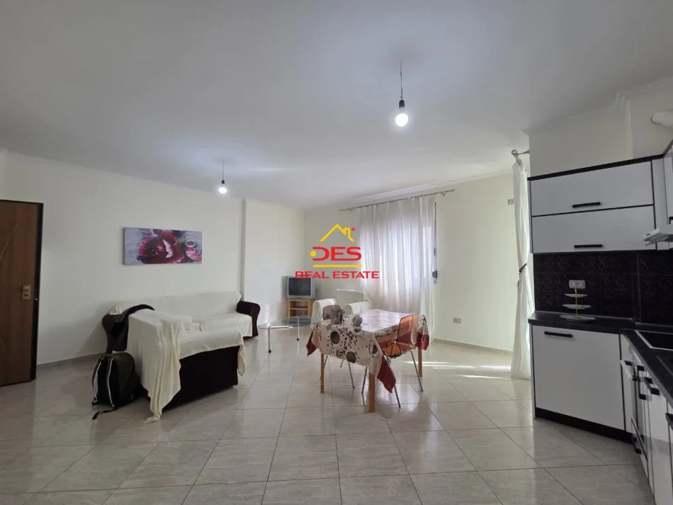 Vlore, jepet me qera apartament 1+1+Ballkon Kati 5, 120 m² 400 € (Rruga Mis Durhan)