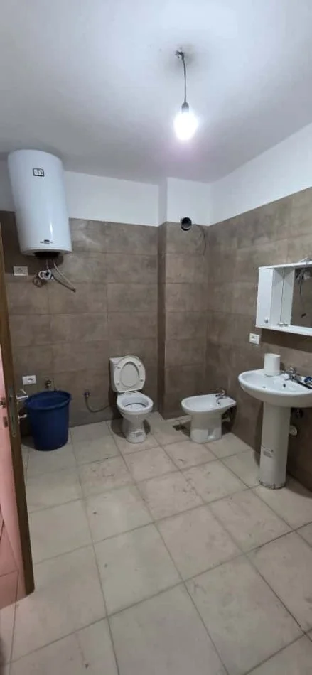 Tirane, jepet me qera apartament 3+1+Ballkon Kati 3, 135 m² 450 € (Rruga 5 Maji, Perballe Shkolles “Ardian Klosi”.)