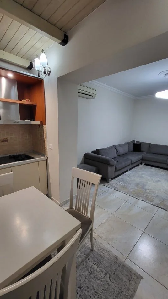 Tirane, jepet me qera apartament 2+1 Kati 3, 100 m² 550 € (Rr.Elbasanit)