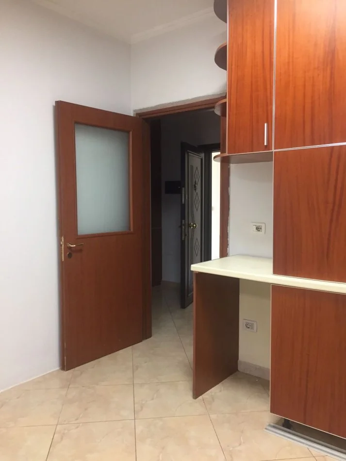 Tirane, jepet me qera zyre Kati 5, 70 m² 500 € (Ministria e Drejtesis ,Rruga Fortuzi)