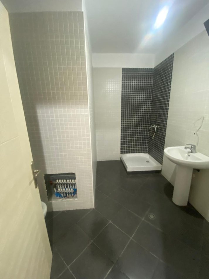 Tirane, jepet me qera apartament 2+1 Kati 3, 100 m² 400 € (Rruga Teodoro keko)